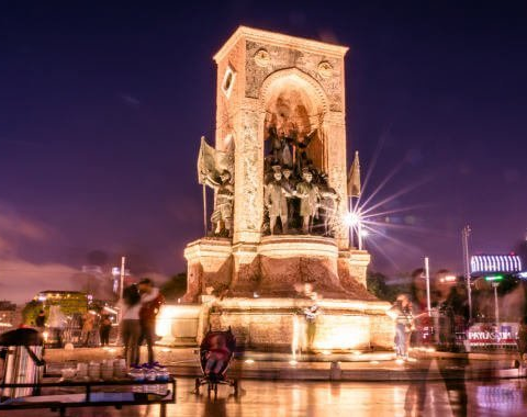 ISTANBUL TAKSIM LUKS ARAC KIRALAMA SUV KIRALAMA TAKSİM MINIBUS KIRALAMA TAKSIM OTO KIRALAMA